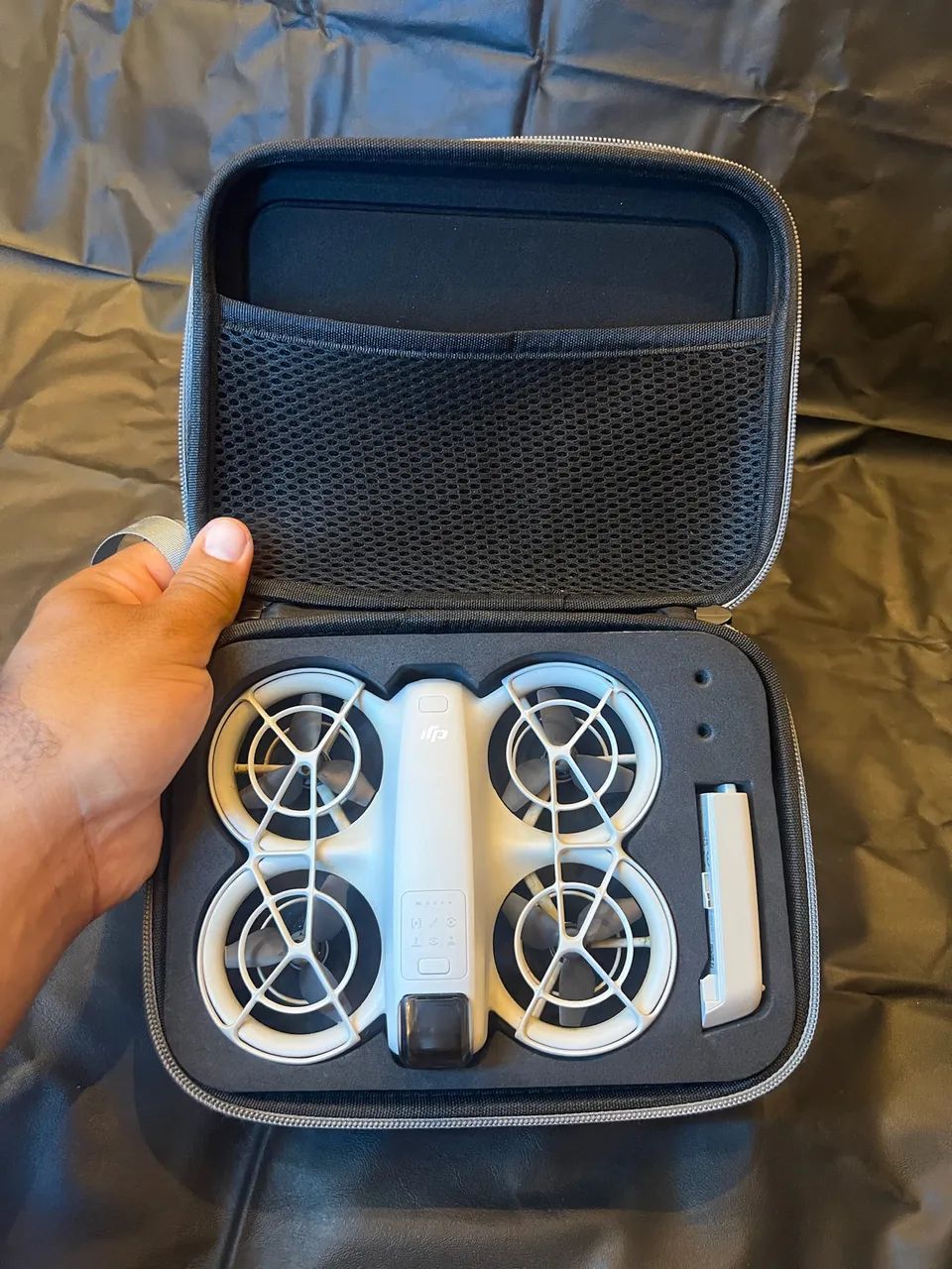 Drone DJI Neo | 3 Baterias, HUB de carregamento, Controle e Hélices reserva | Novo |  - Foto 2