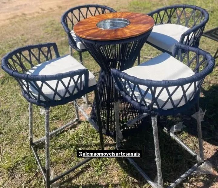 Mesa bistrô com Banquetas em corda 