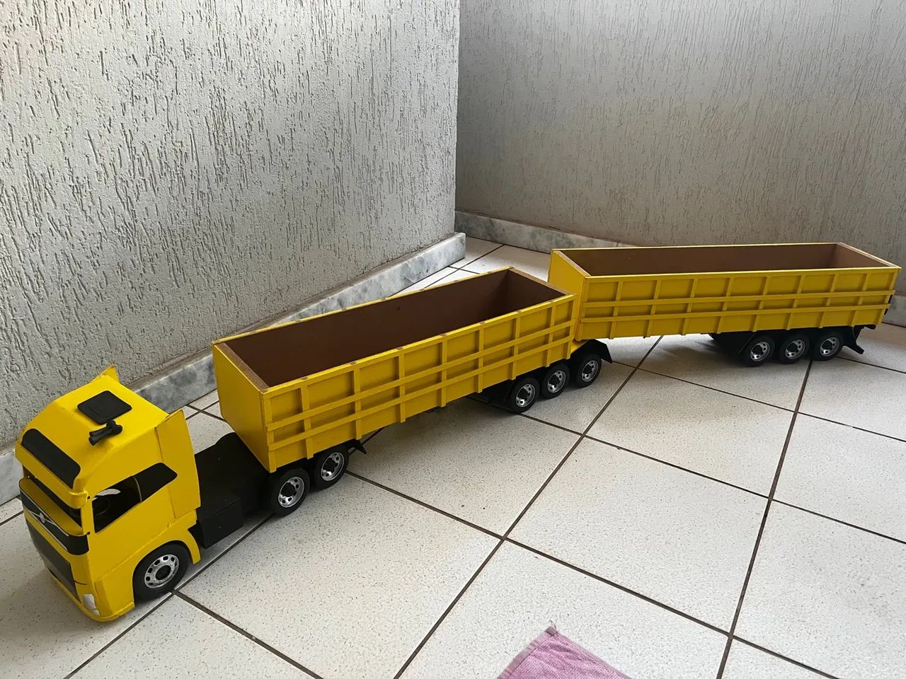 Caminhão carreta de brinquedo 