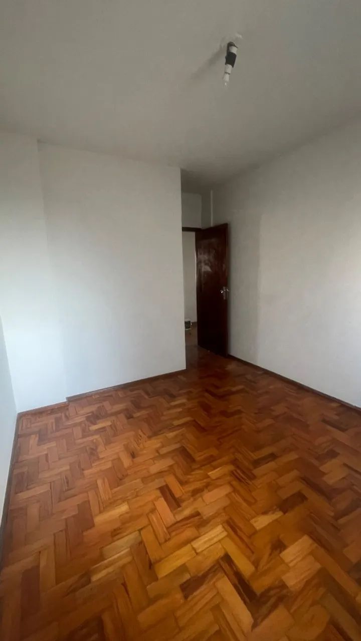 Alugo quarto com banheiro individual no Martins 