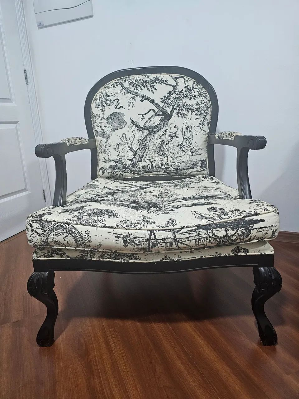 Poltrona Madeira Maciça Estilo Luis XV, com pés Provençais - Foto 2