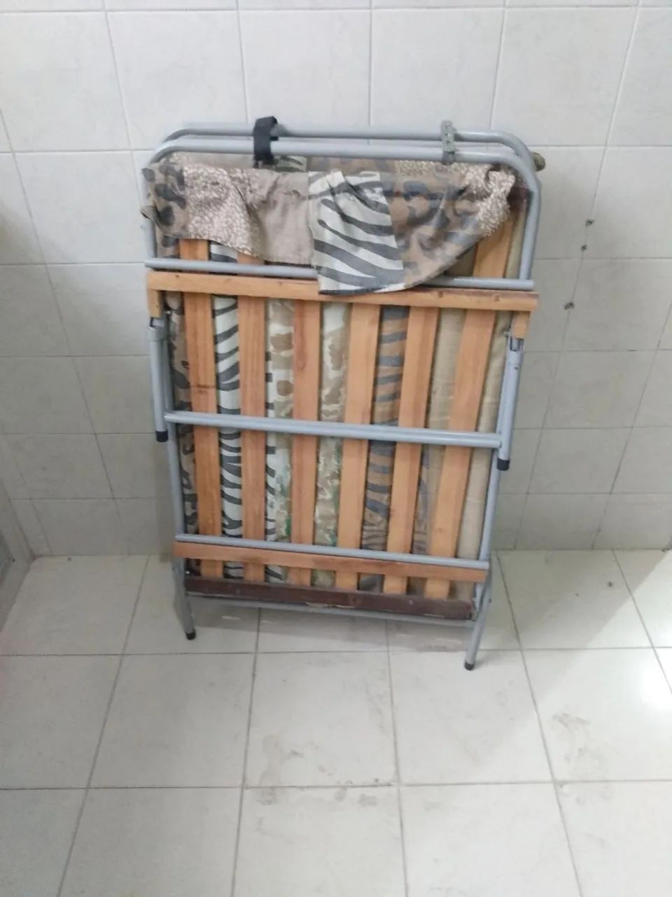 Cama de ferro dobrável 