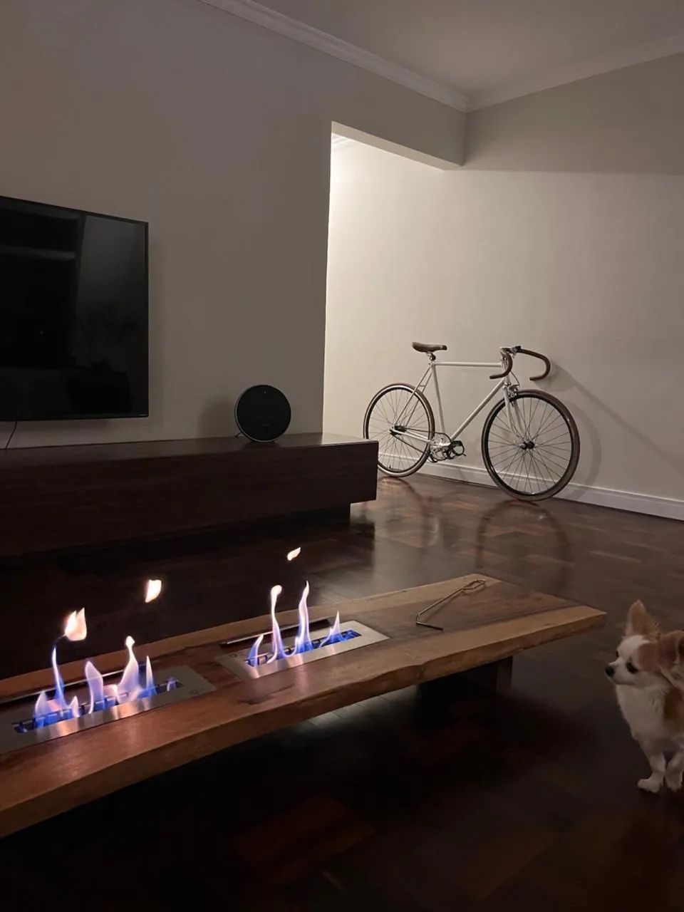 Mesa de centro em madeira maciça com lareira ecológica 65204505244545122