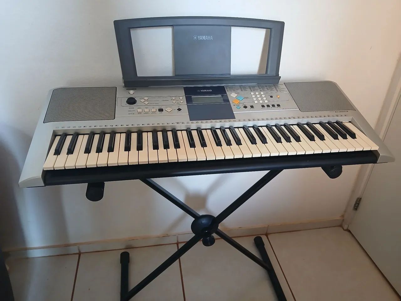 Teclado Yamaha PSR-E323 - Foto 5
