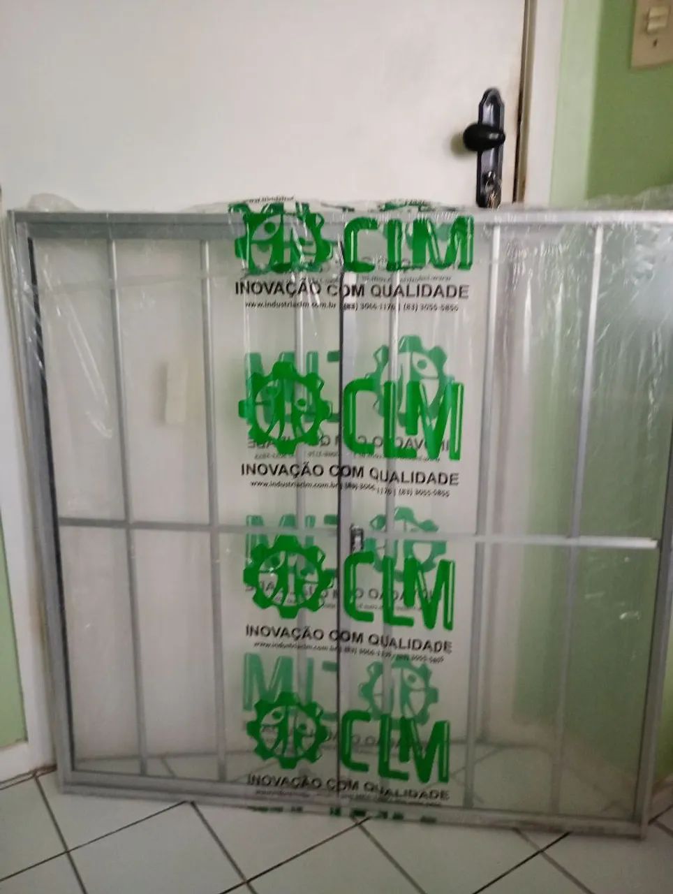 Vendo janela de alumínio com grade