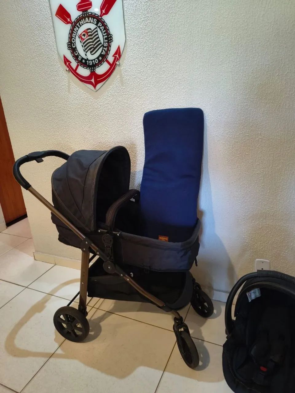 Vendo carrinho de bebê junto com Berço todo em madeira maciça  - Foto 2