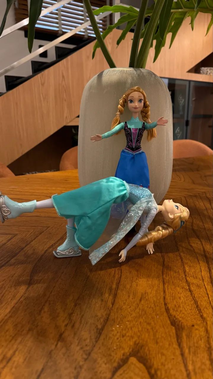 Kit / Dupla Boneca Elsa e Ana  Disney Store - Foto 3
