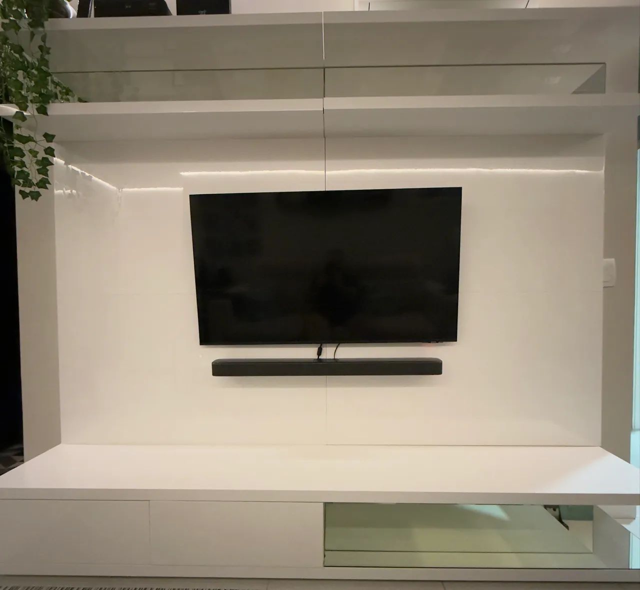 Rack/Painel Home Theater MDF Laqueado Branco com LED - 2,40m - Foto 2