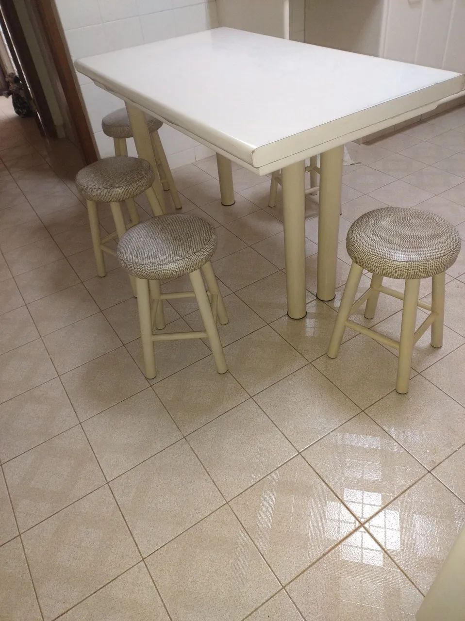 Mesa de cozinha e 6 bancos de ferro - Foto 3