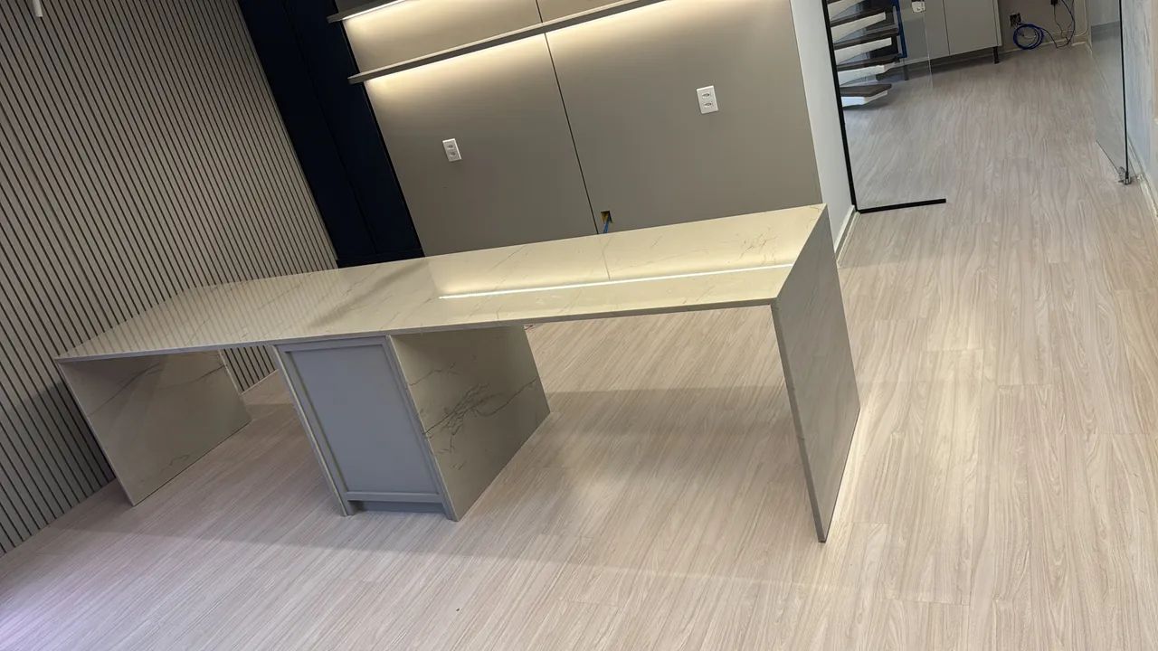 Bancada QRTZ MON BLANC para recepção  - Foto 3
