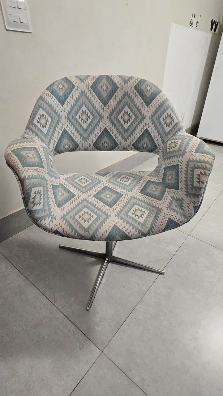 Par de poltronas giratórias estampadas com base cromada