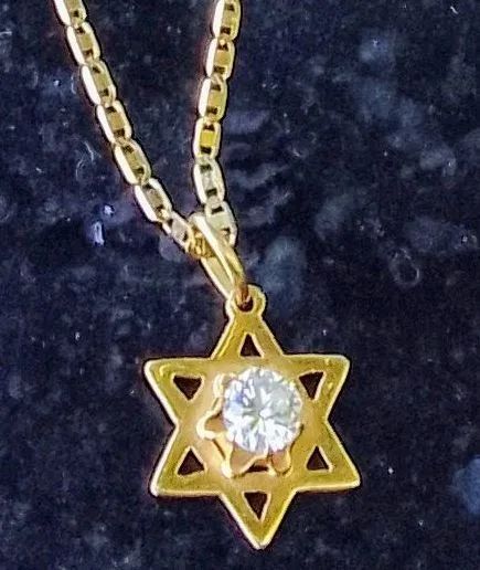 Pingente de ouro com diamante. 