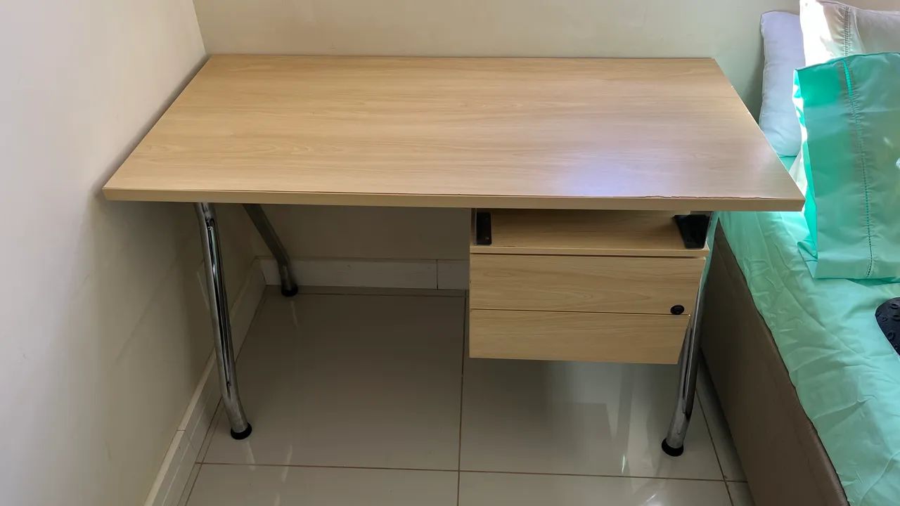Vendo Escrivaninha / Mesa para Escritório com Gaveteiro - Foto 3