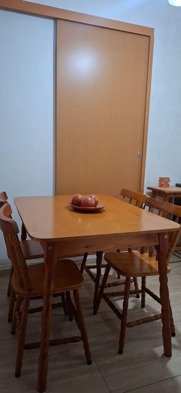 mesa de madeira com quatro cadeiras - Foto 2