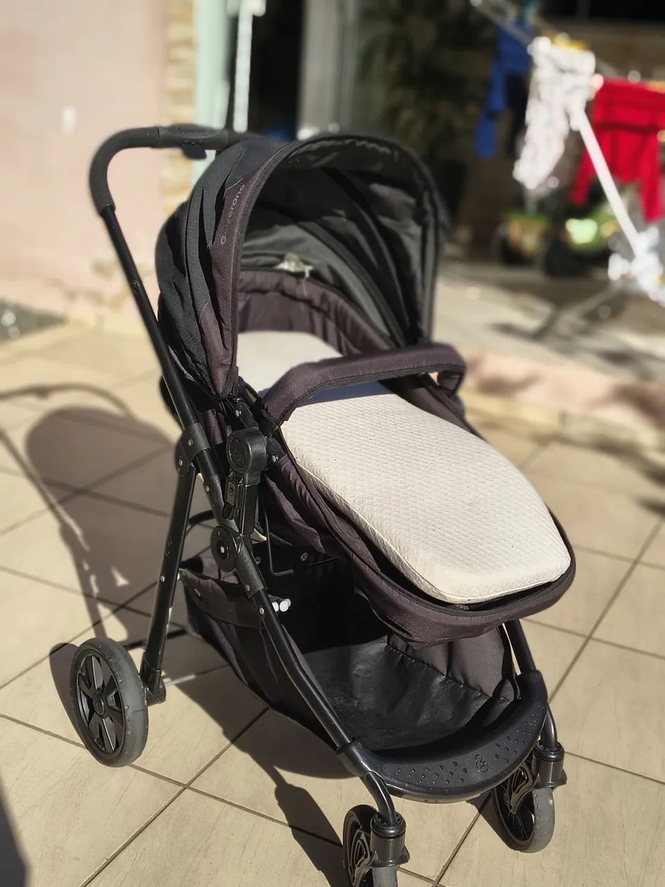 Carrinho de bebê e bebê conforto 