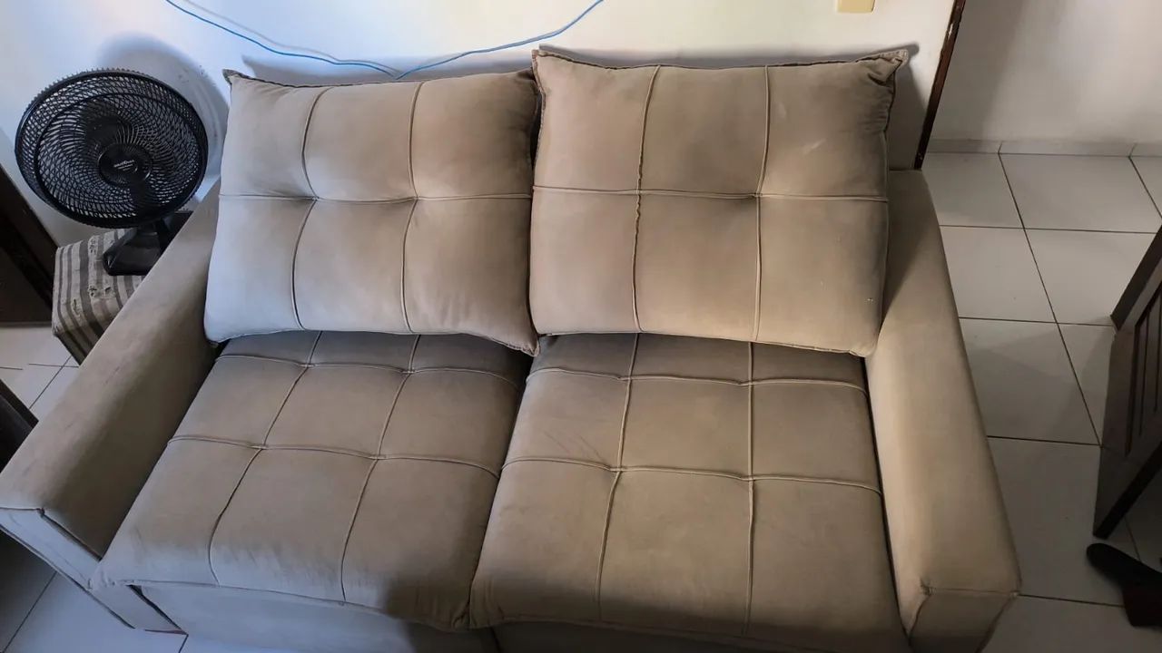 Vendo sofá reclinável seminovo, confortável e totalmente funcional, com 1,97m de largura.