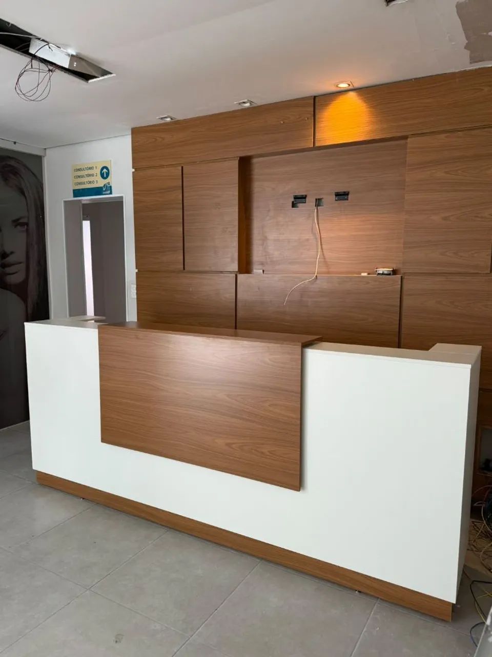 BALCÃO DE RECEPÇÃO NOVO EM MDF - Foto 3