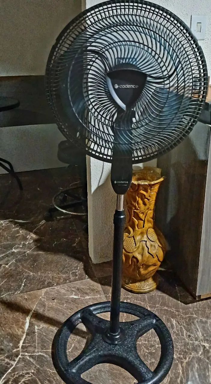 Ventilador Cadence Turbo 110Vts/6 pás/ com pedestal. Funcionando normalmente. 