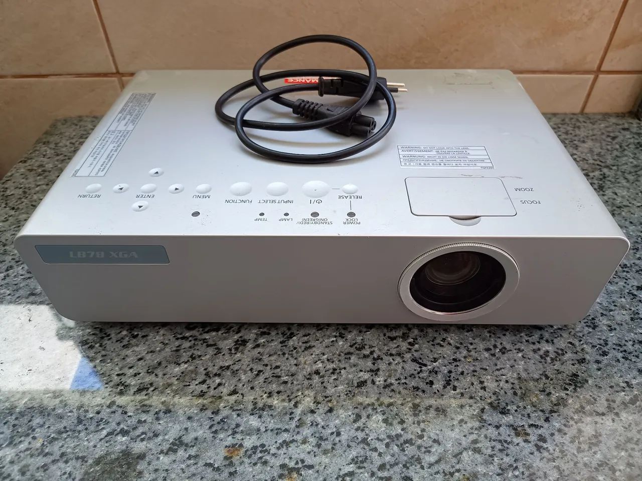 Vendo Projetor Panasonic PT-LB78, 3000 lúmens, funcionando com apenas 1600 horas de uso.