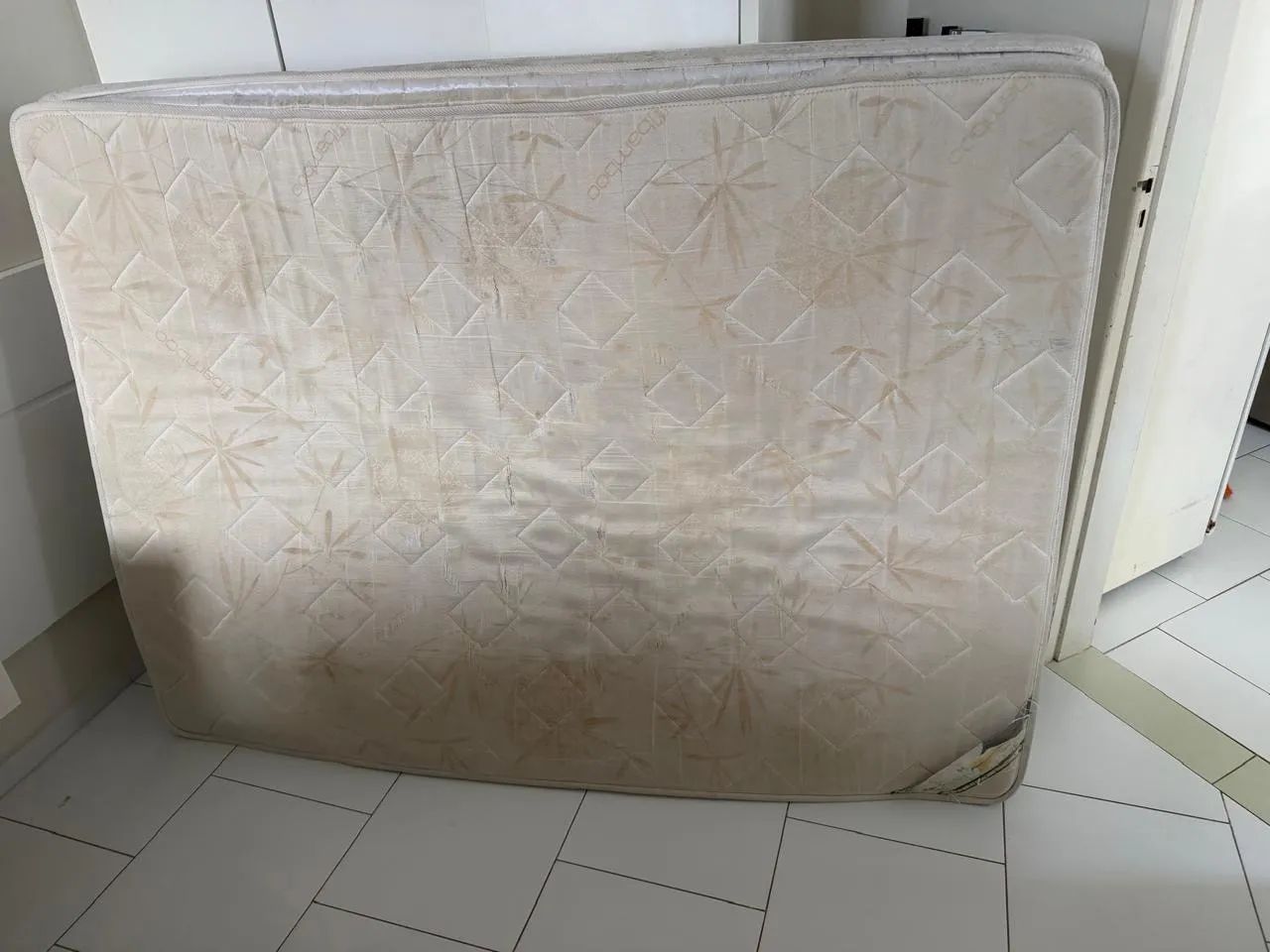 Cama de casal em bom estado 