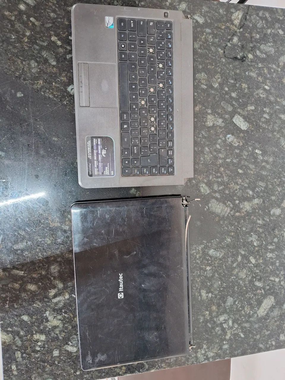 Vendo 1 notebook com defeito 1 base de notebook pra aproveitamentos de peças R$249 - Foto 2