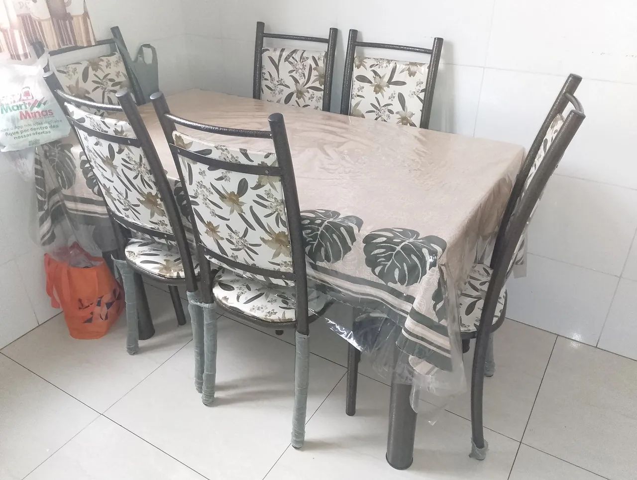 Mesa de jantar com 6 cadeiras 
