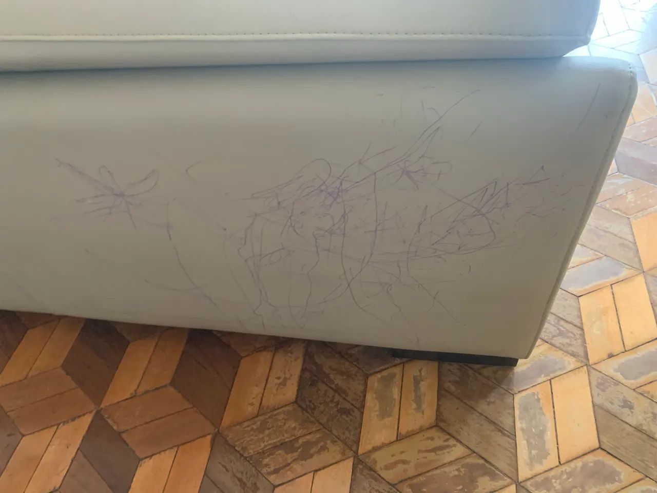 Sofá couro - precisa trocar ou usar capa - Foto 5