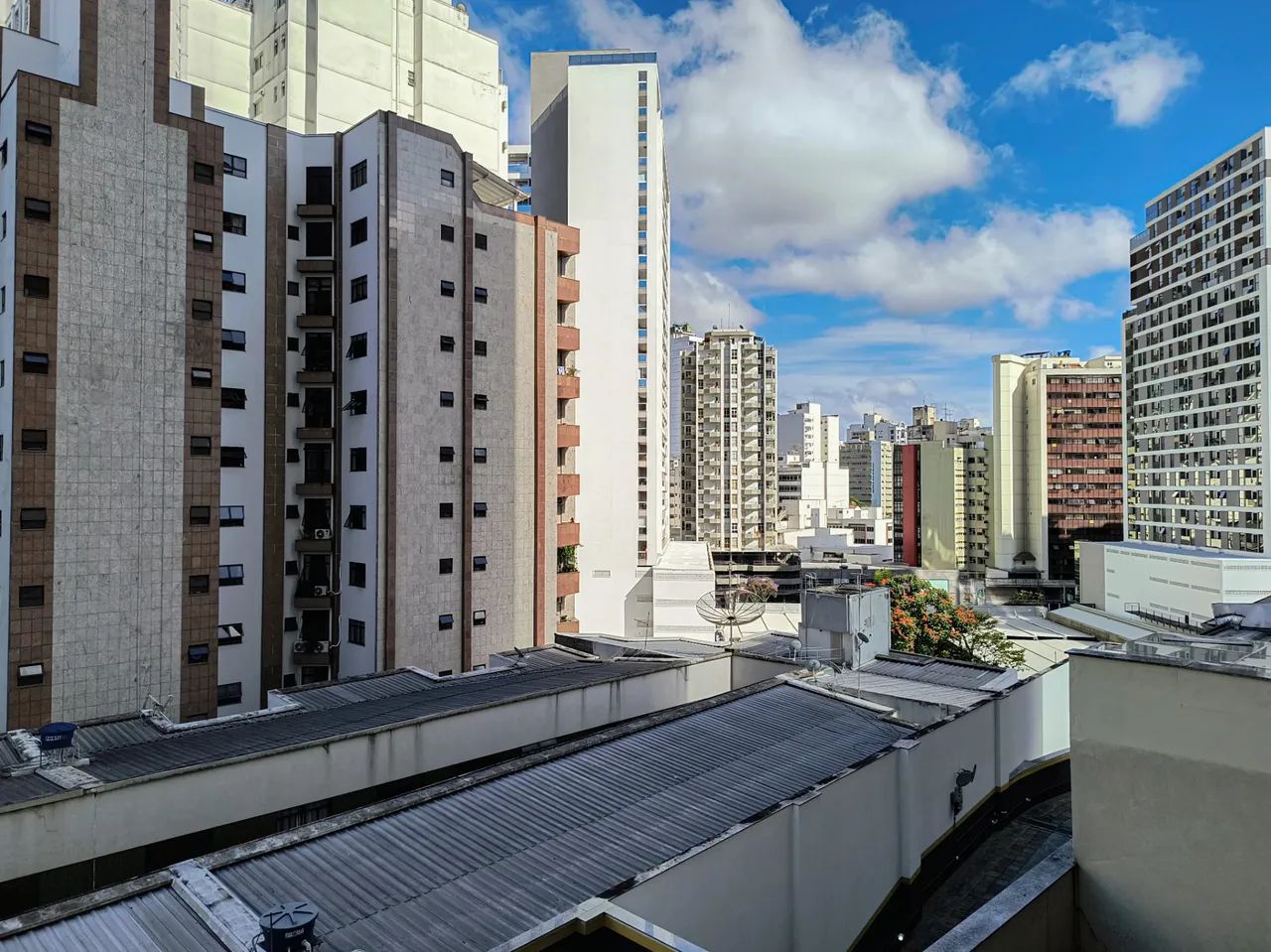 Quarto e sala com varanda e área de lazer para locação - Foto 3