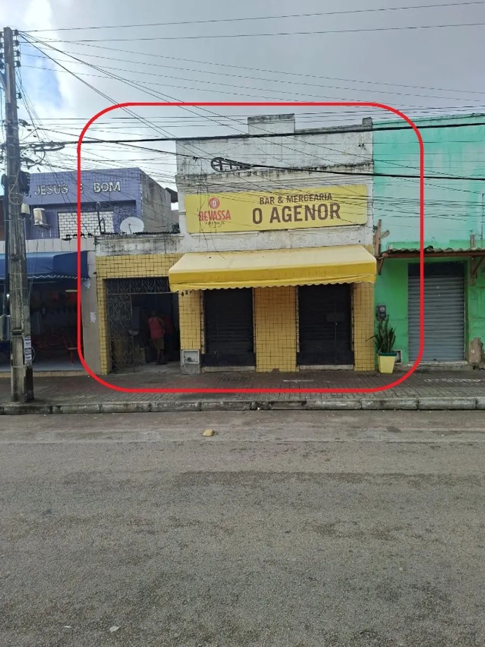 Vendo Casa no Centro, Comercial e Residencial; 1 loja e  5 apartamentos sala, quarto, WC