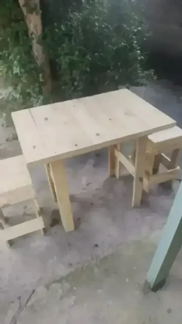 Mesa para bar toda parafusada e pregada com dois banquinhos - Foto 4