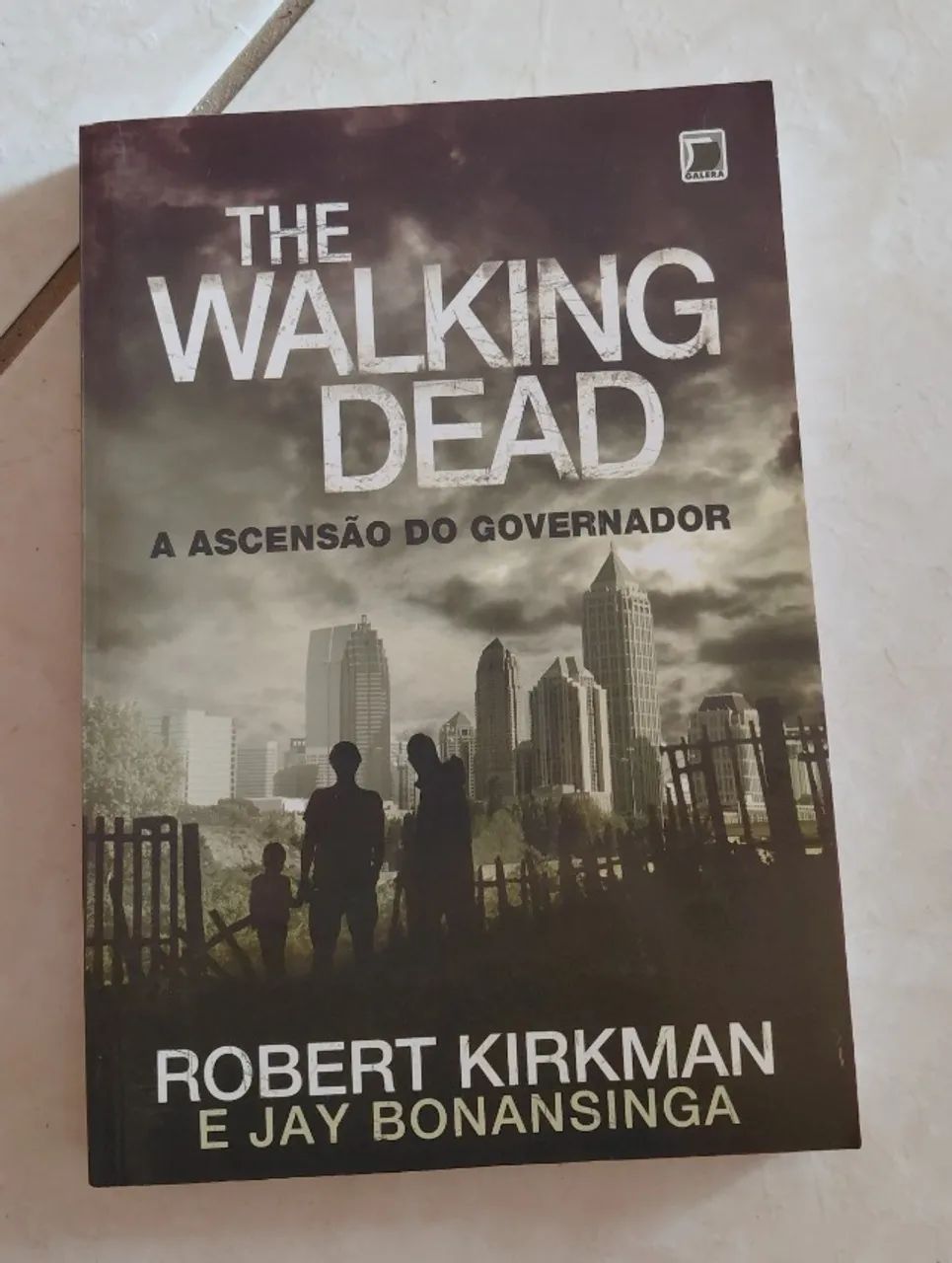 BOX THE WALKING DEAD COM 2 LIVROS - Foto 2
