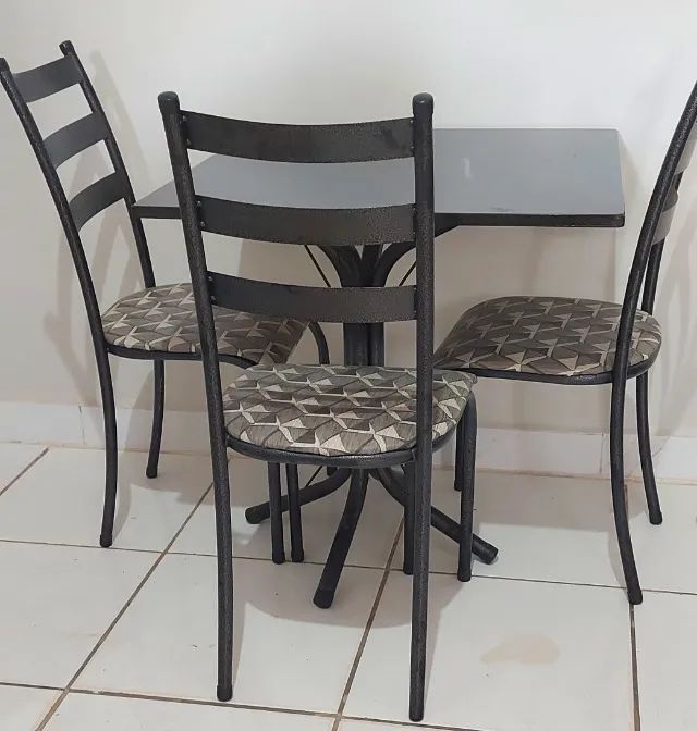 Mesa de mármore -4 cadeiras / Armário 