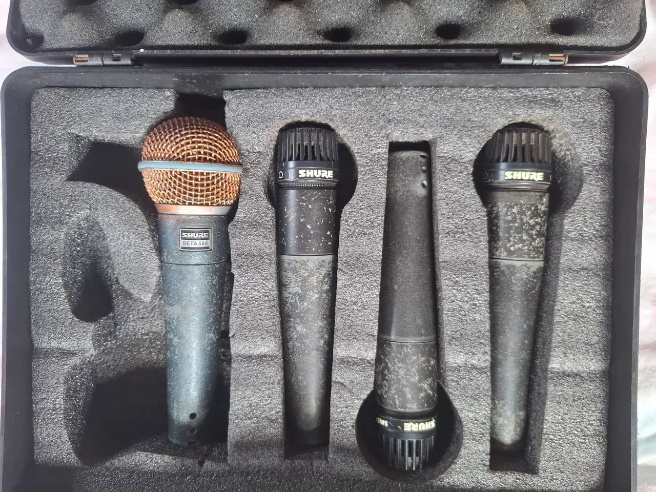 Kit com tres microfones, 1 Shure Beta 58 e 2 Shure Beta sm57 dinamic todos originais. Acom