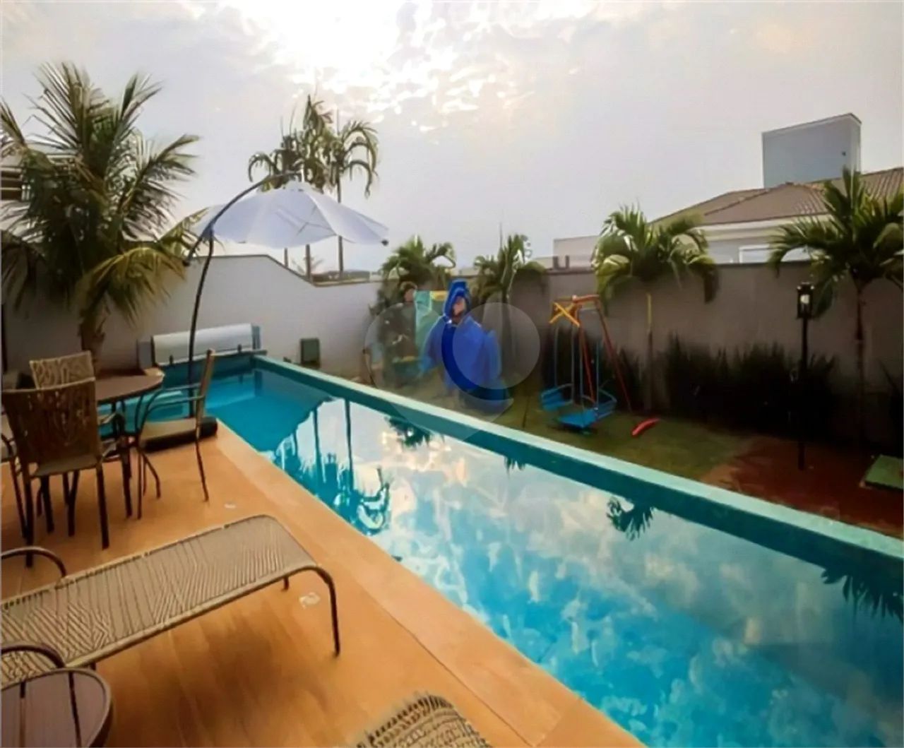Casa de Alto Padrão em Condomínio com 4 suítes. - Foto 2