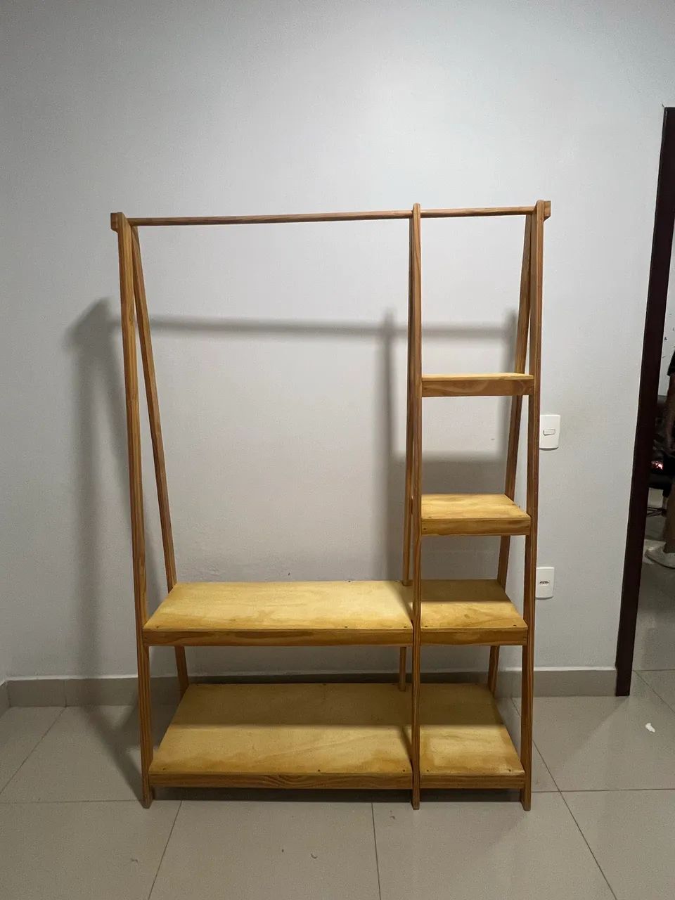 Arara de roupas de madeira - Foto 2