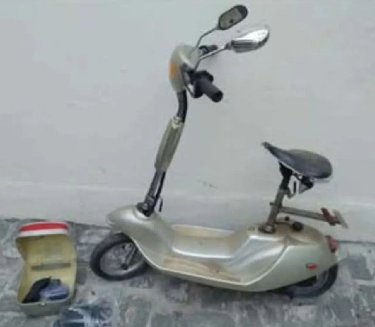 Scooter Elétrica Antiga Prateada - Para Restaurar / Decoração - Foto 2
