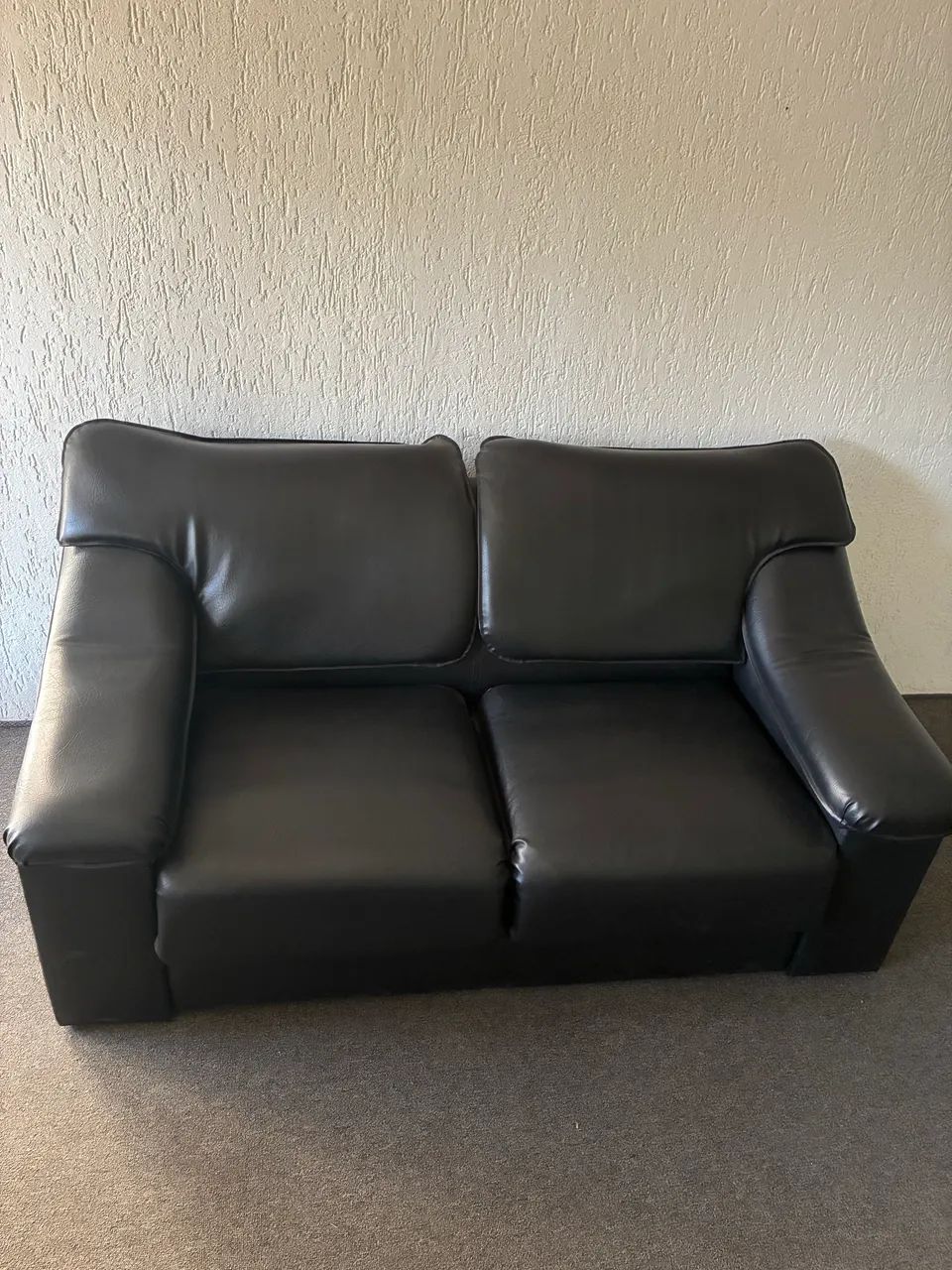 Conjunto de sofás preto, 2 lugares, em corvin - Foto 2
