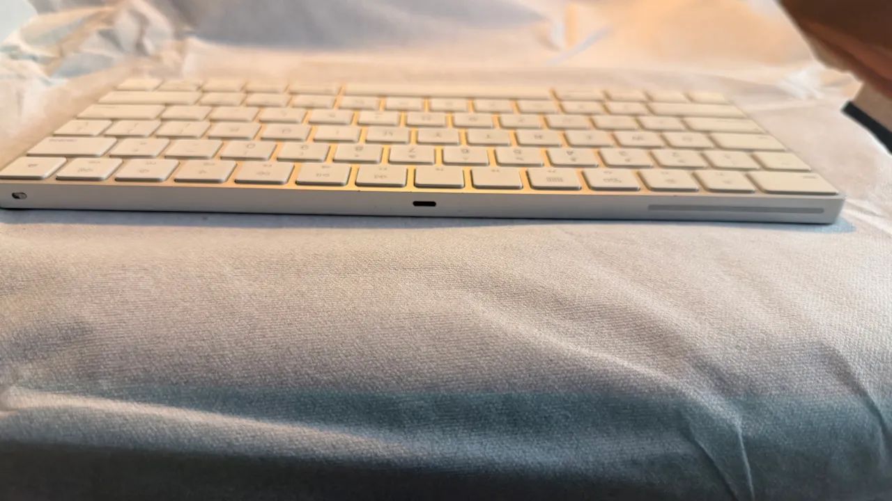 Teclado bluetooth Apple Keyboard Magic QWERTY inglês cor prata e branco - Foto 3