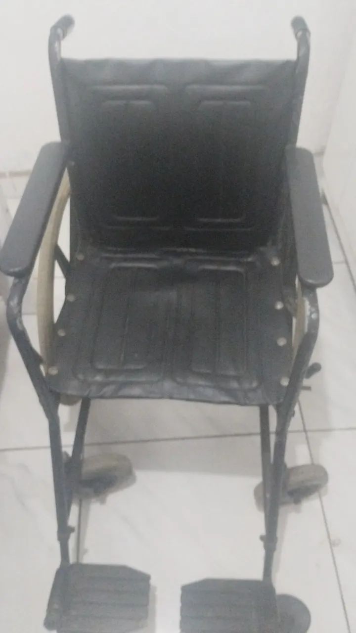 Cadeira de rodas em couro - Foto 2