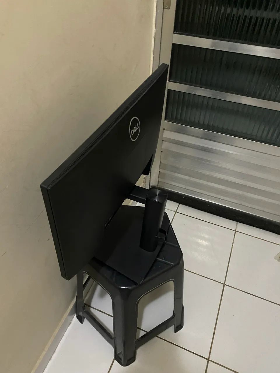 Possui resolução Full HD (1920 x 1080).  A taxa de atualização é de 75 Hz  - Foto 3