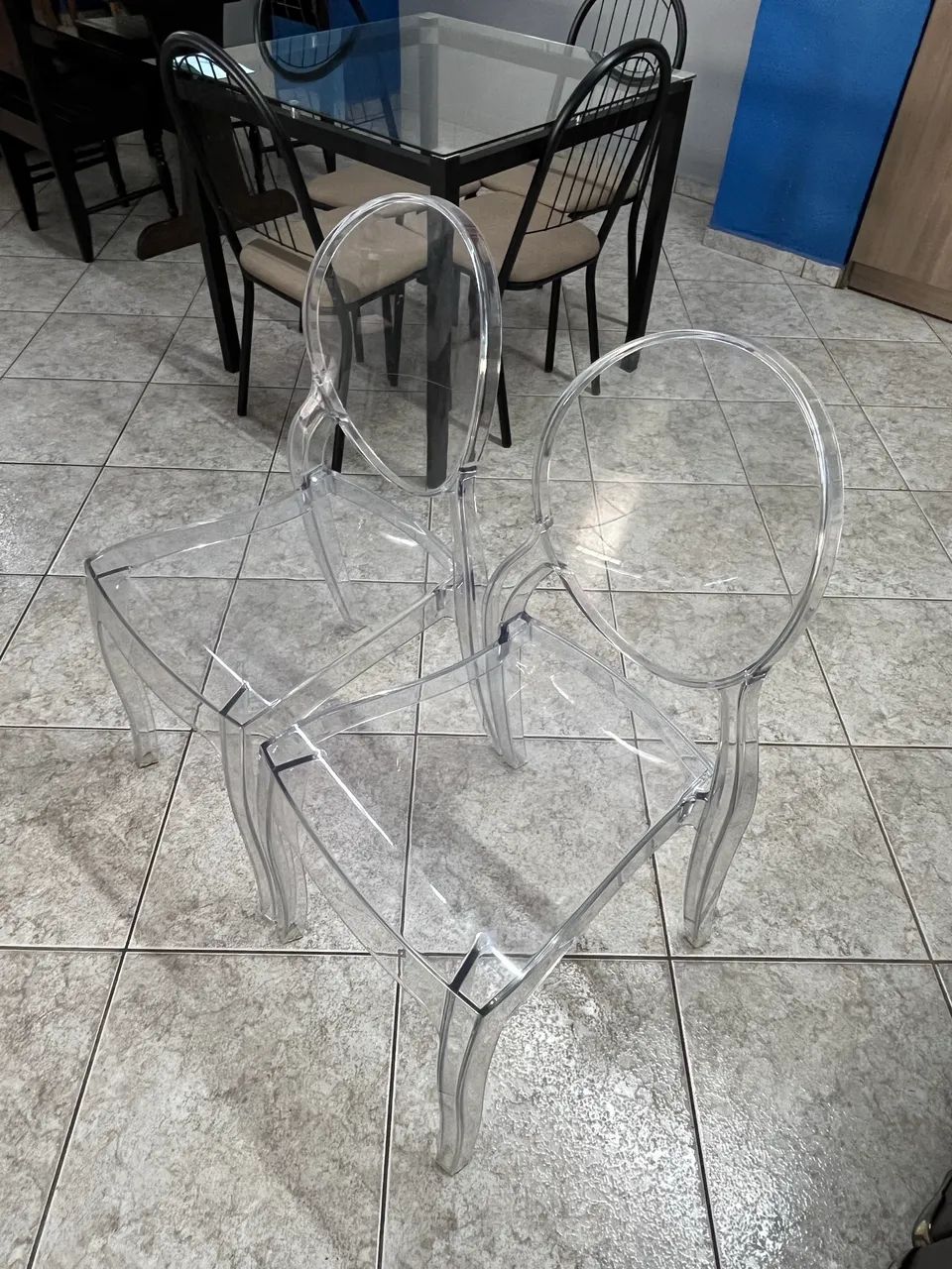2 cadeiras transparentes 