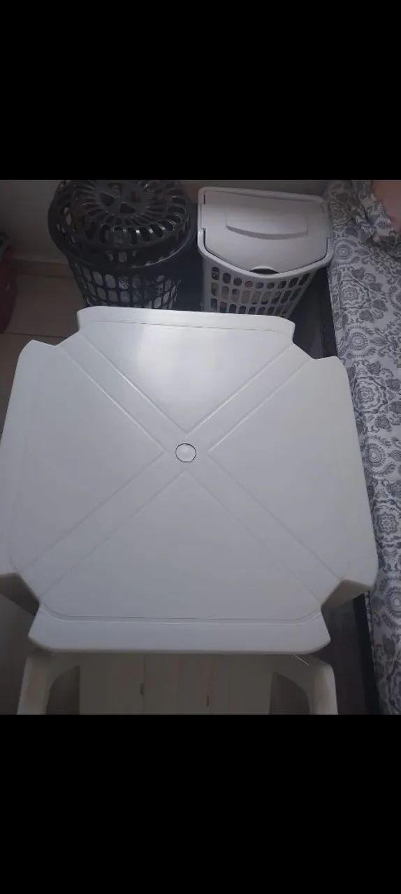Mesa de plastico com duas cadeiras