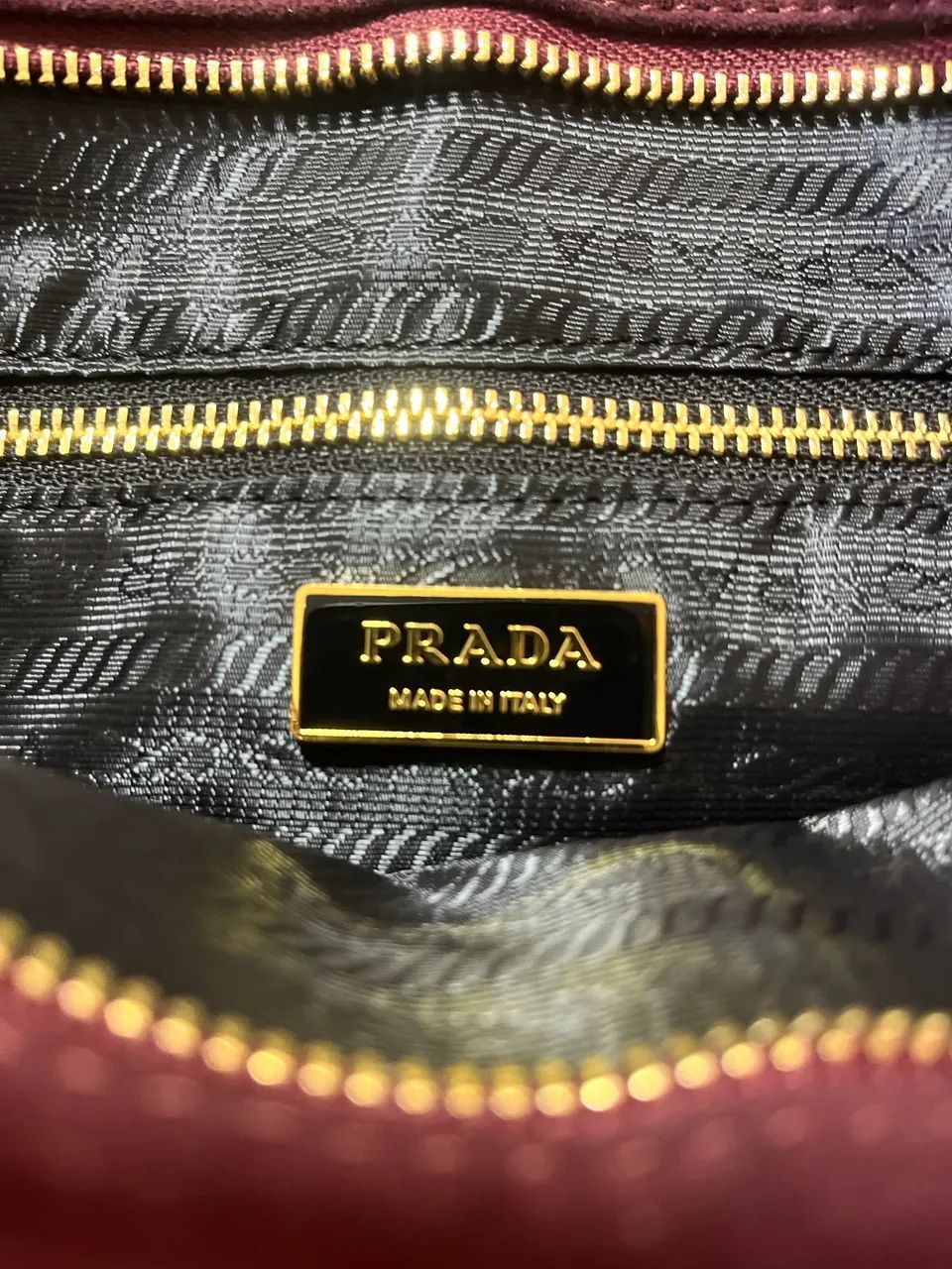 Bolsa Prada  em Camurça Bordô - Logo Triangular Dourado - Foto 3