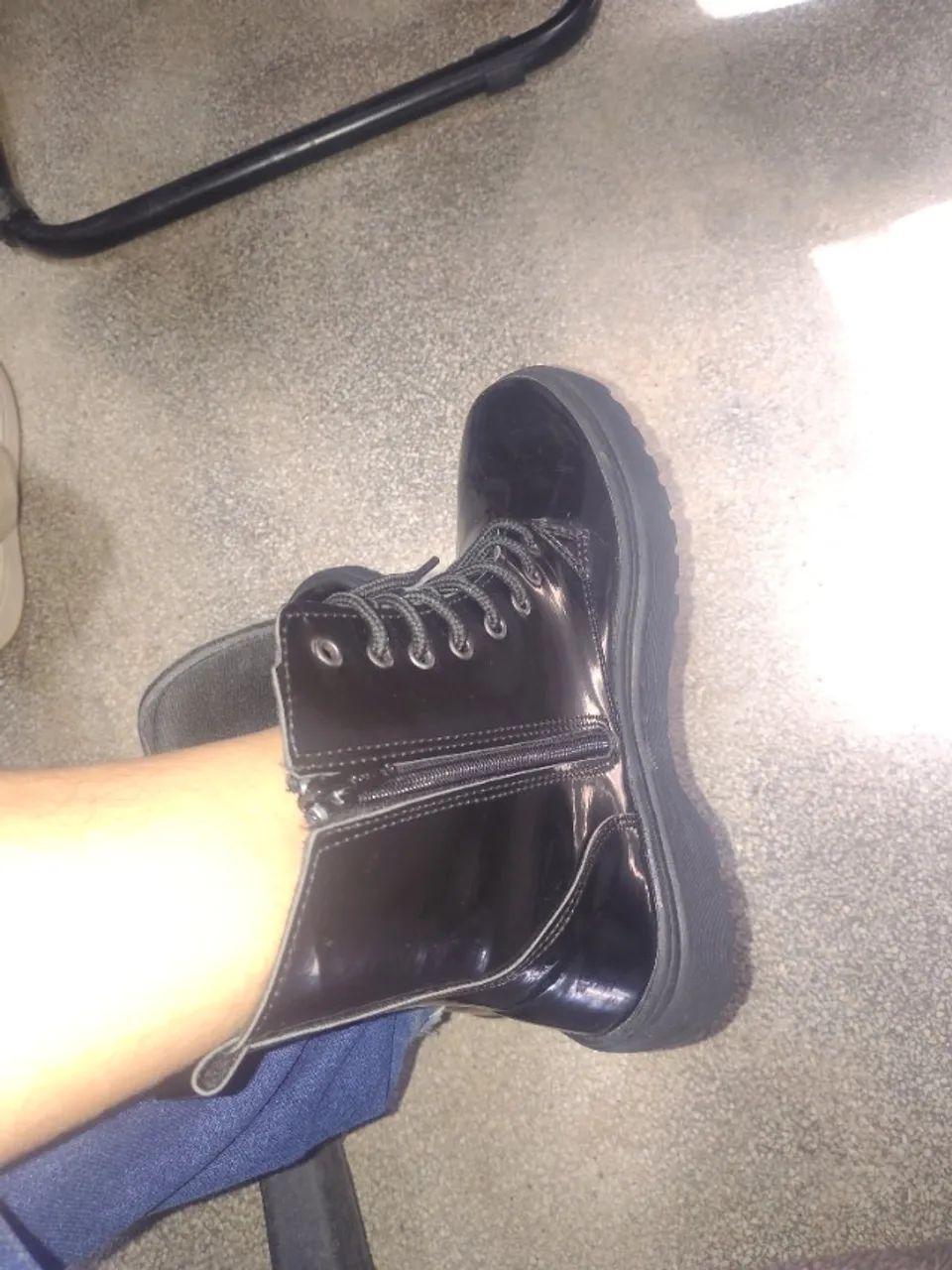 Uma bota coturno preta semi nova 