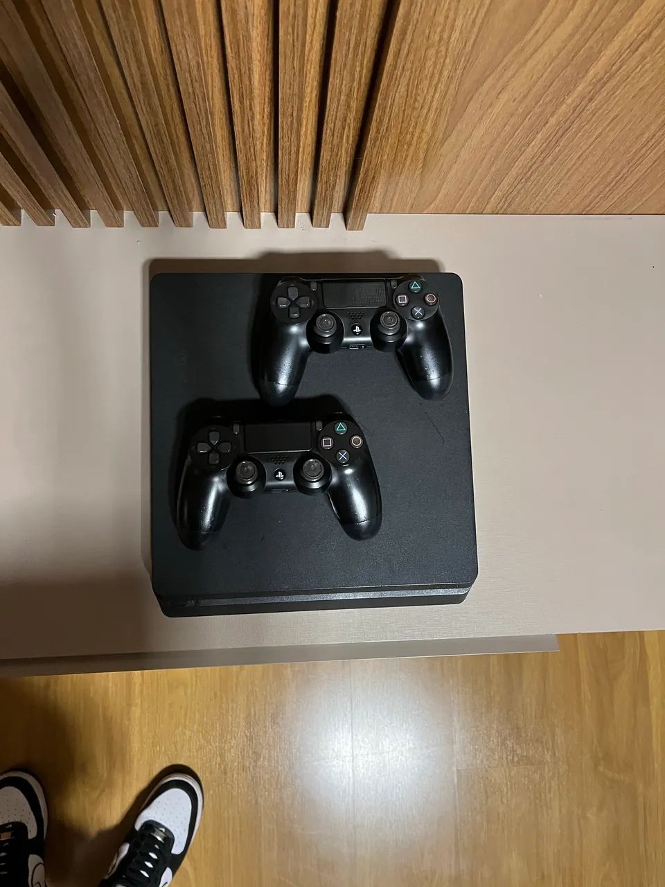 Ps4 com 2 controles 1 tera