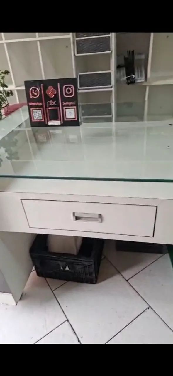 Balcão mesa central MDF branco gaveteiro com vidro  - Foto 4