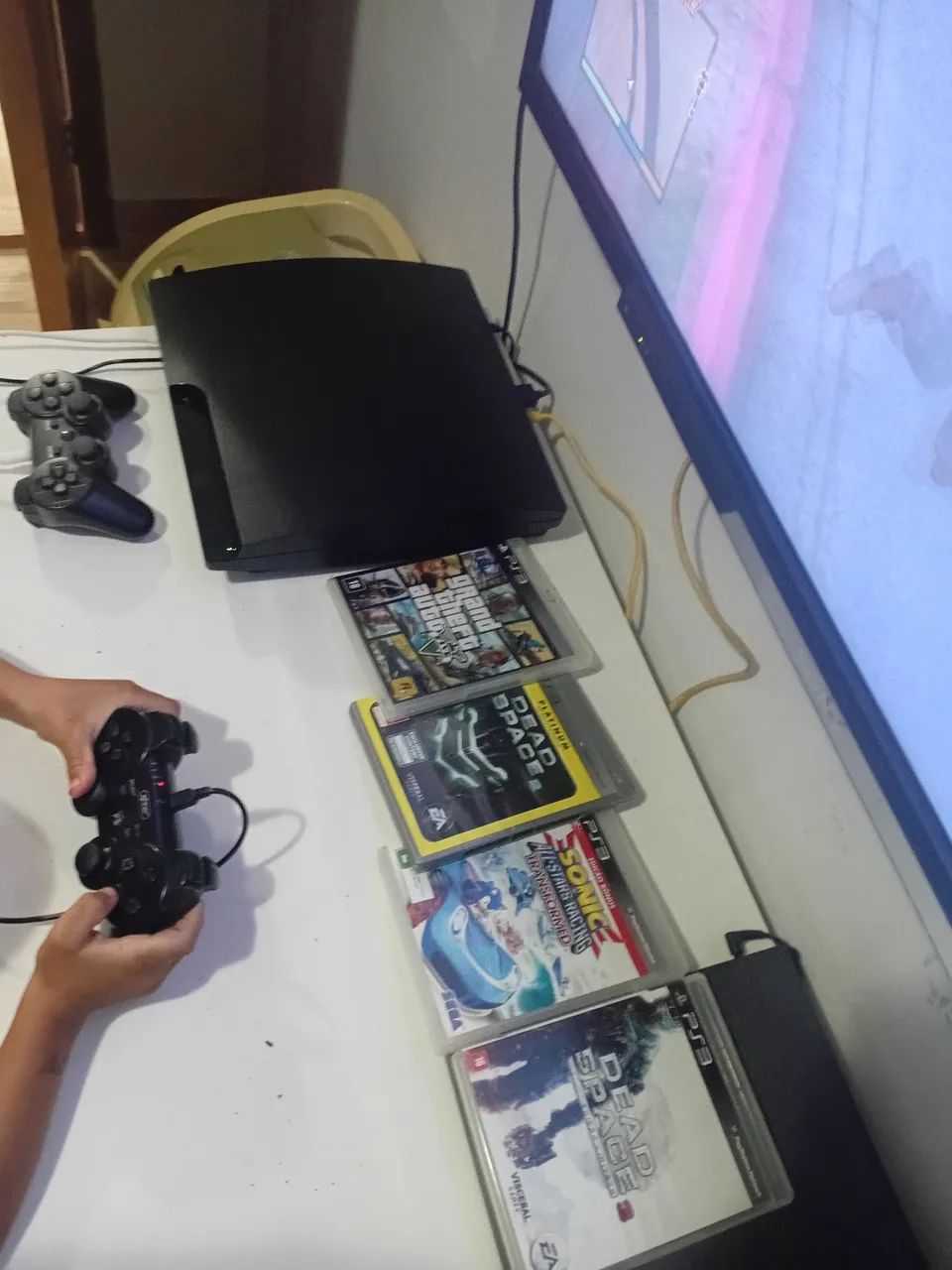 Ps3 com cabos e controle e 4 jogos. - Foto 2