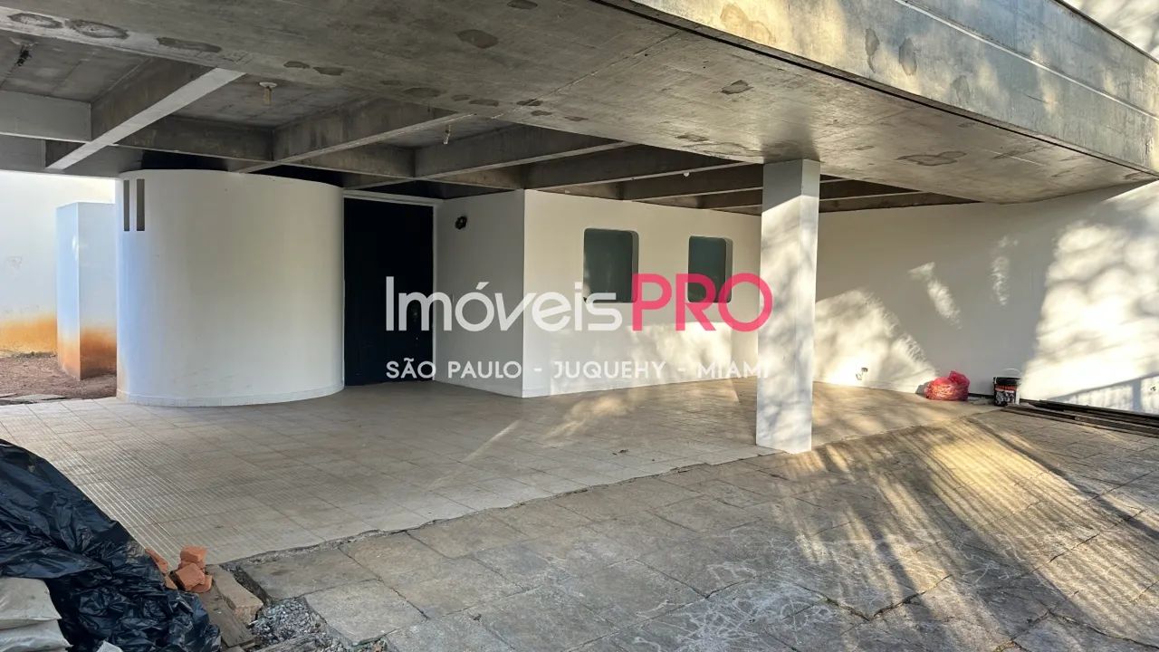 De frente a uma linda praça, totalmente reformada