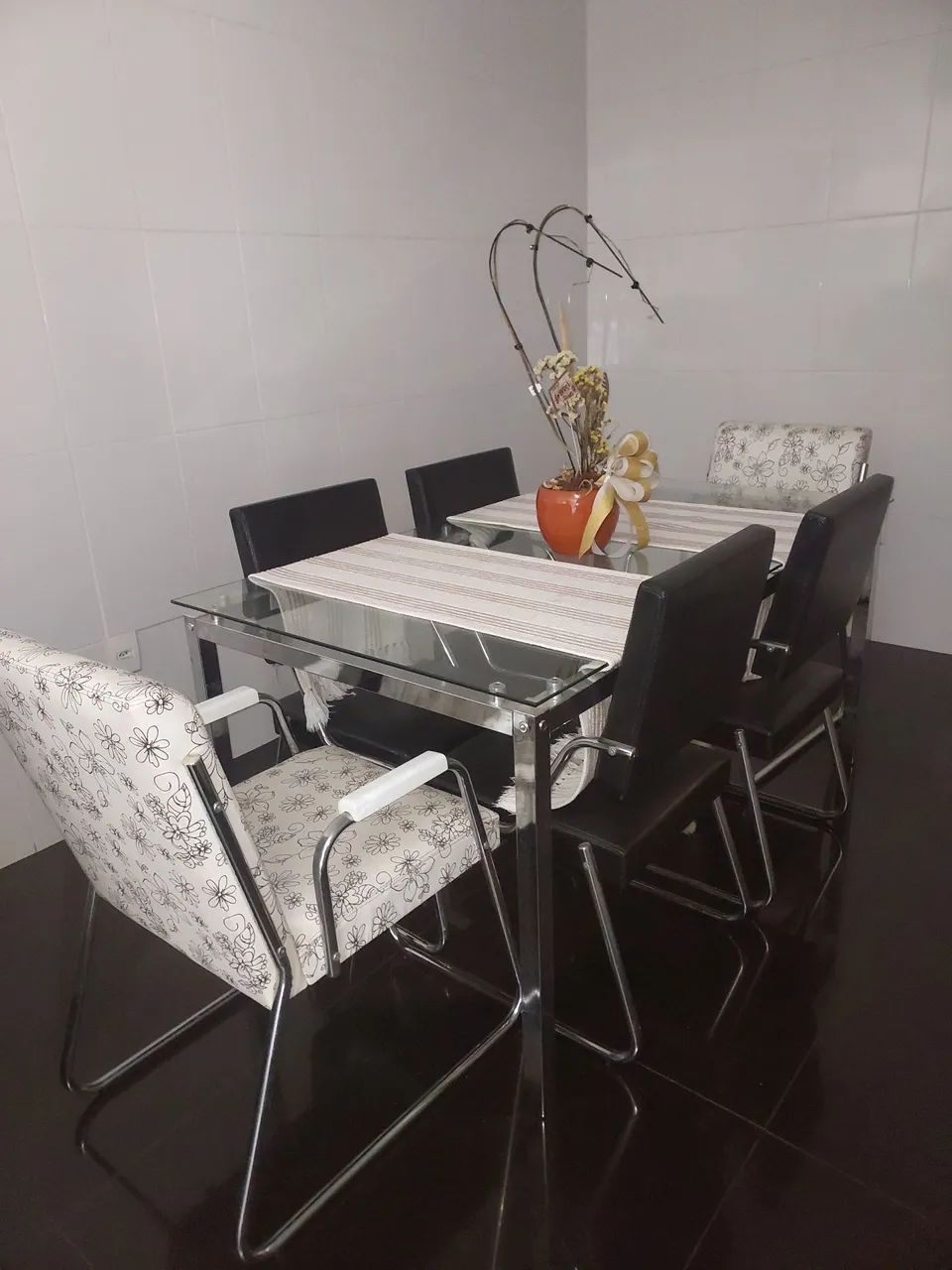 Mesa com 6 cadeiras