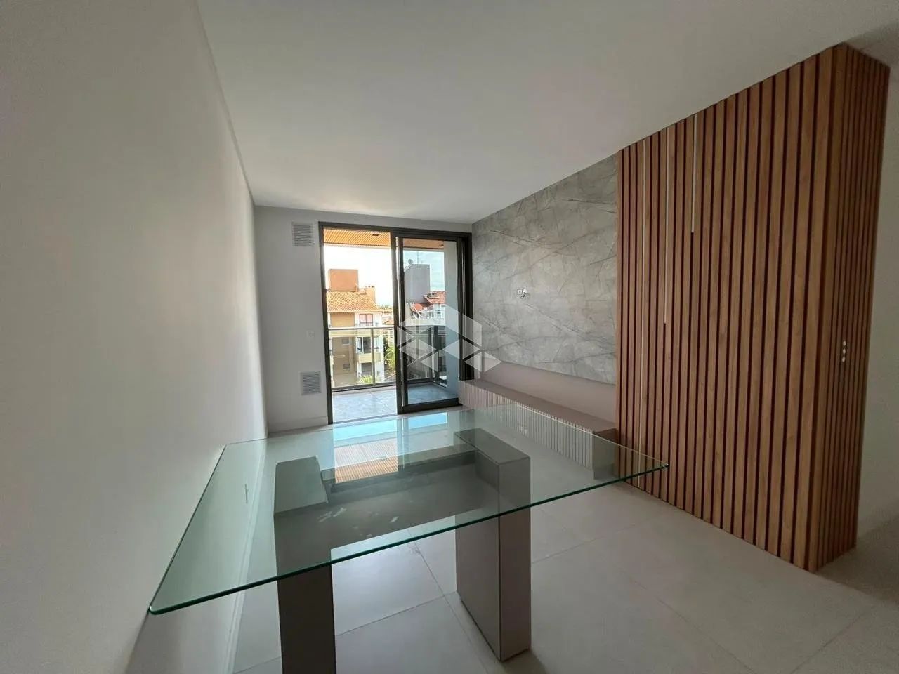 APARTAMENTO SEMI MOBILIADO 2 SUITE COM 2 VAGAS EM JURERRE FLORIANOPOLIS/SC - Foto 3